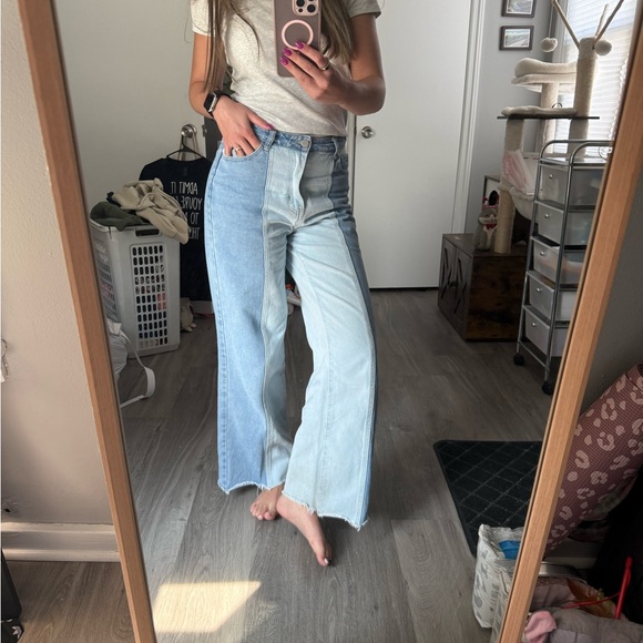 Women's Two-Tone High-Waisted Jeans - Picture 4 of 5